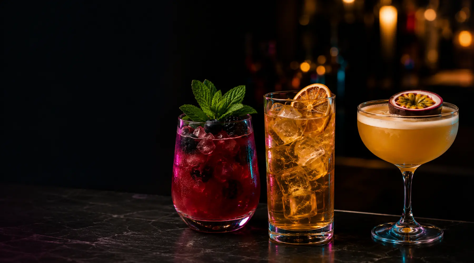 Drei Mixology-Cocktails in unterschiedlichen Gläsern mit hochwertiger Garnitur
