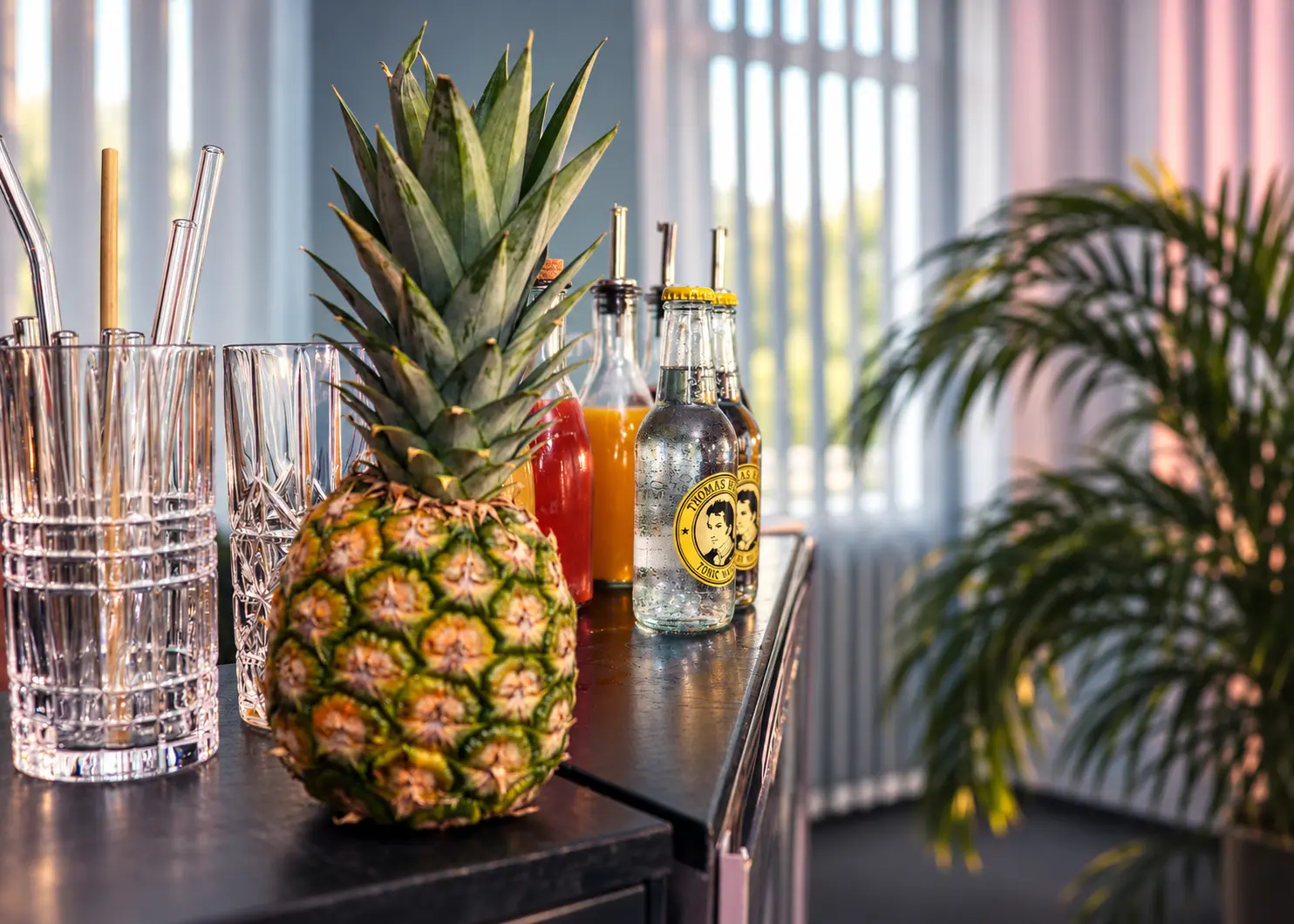Echte Barvorbereitung mit geschliffenen Gläsern, Ananas und Tonic Water