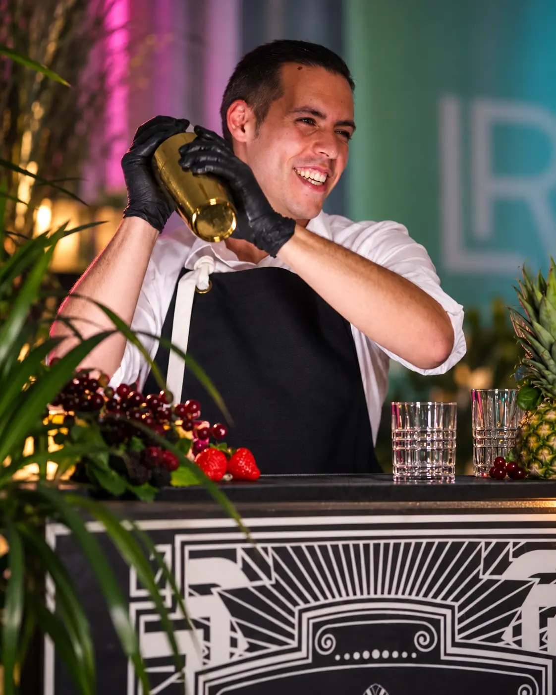 Ruhrpott-Cocktails-Barkeeper mixt lächelnd einen Drink auf einem Firmenevent