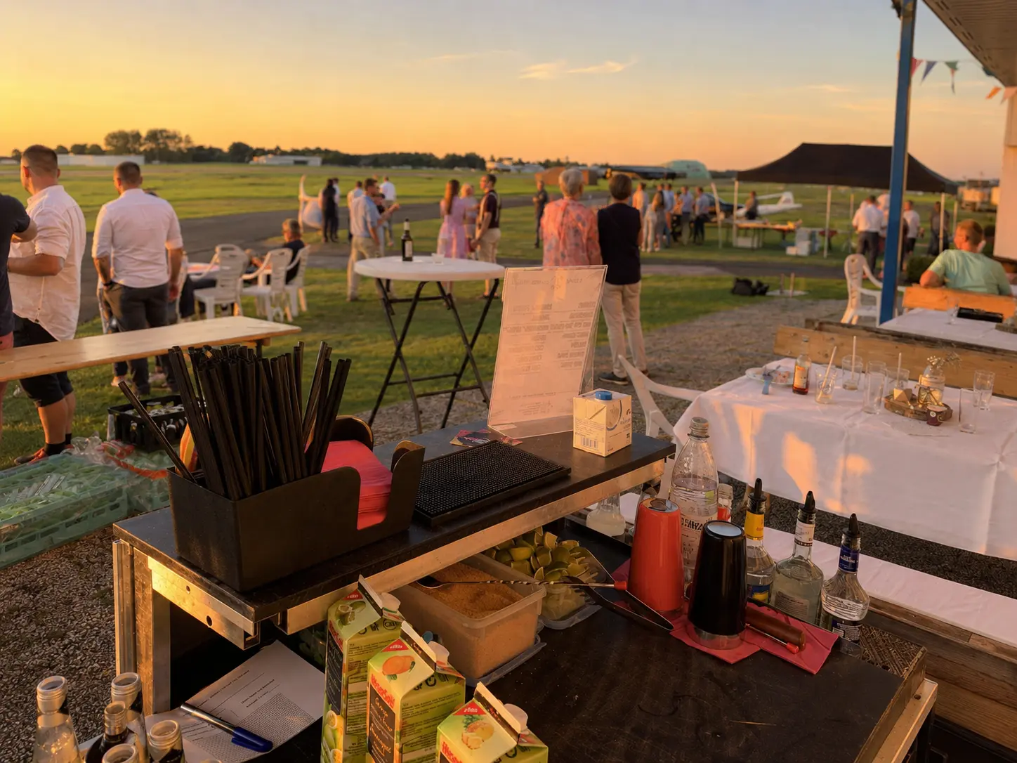 Echtes Sommerfest mit mobiler Ruhrpott-Cocktails-Bar bei Sonnenuntergang