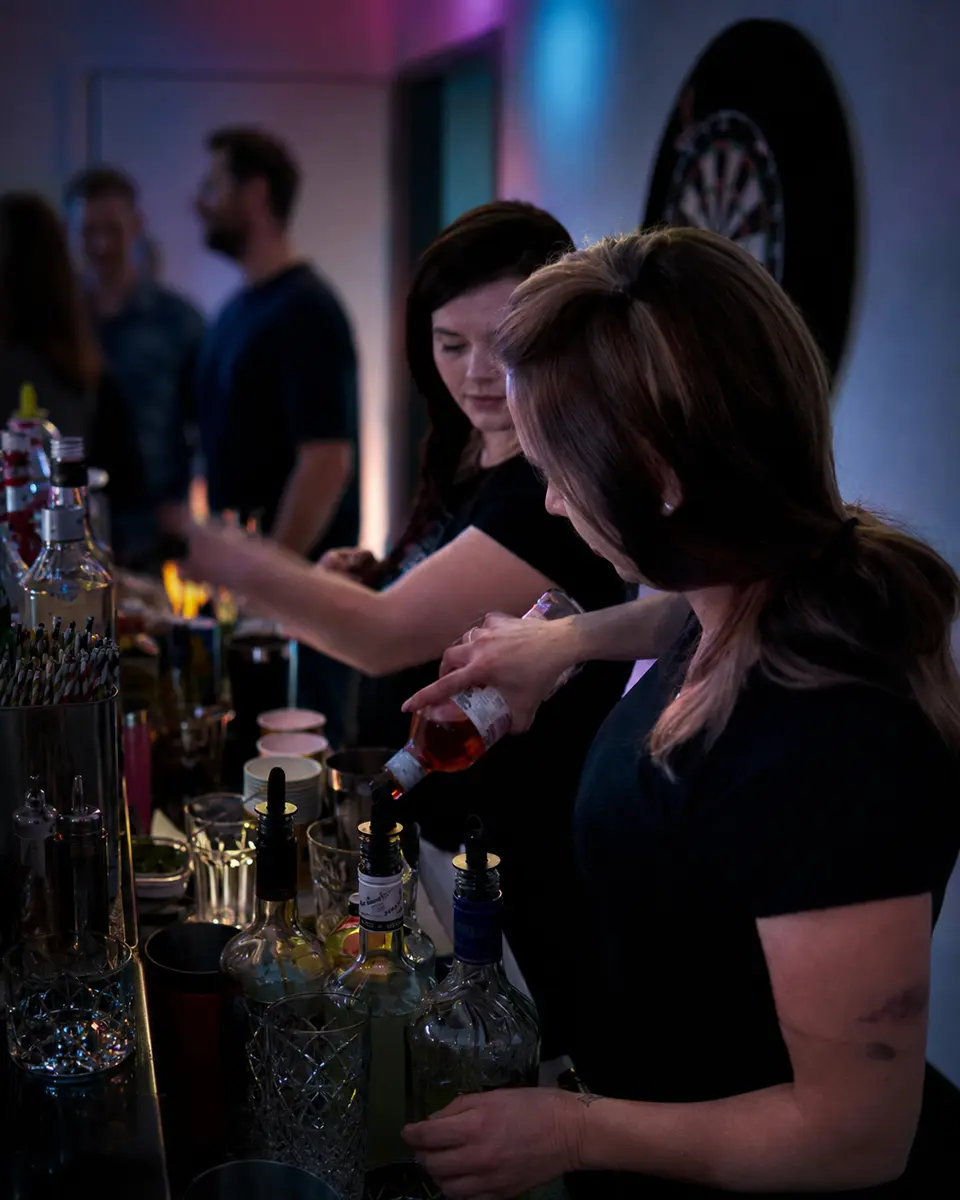 Ruhrpott-Cocktails-Team bereitet Drinks für eine private Feier zu